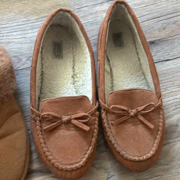 two pairs of slippers - Picture 2 of 5